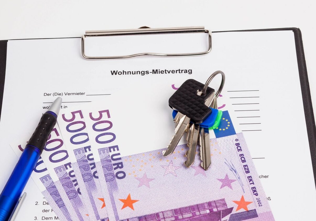 Keys, euro bills, rental contract on clipboard.